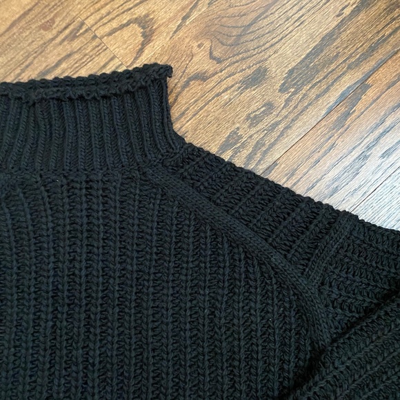 Chunky Ribbed Knit Turtleneck Sweater - Picture 3 of 6